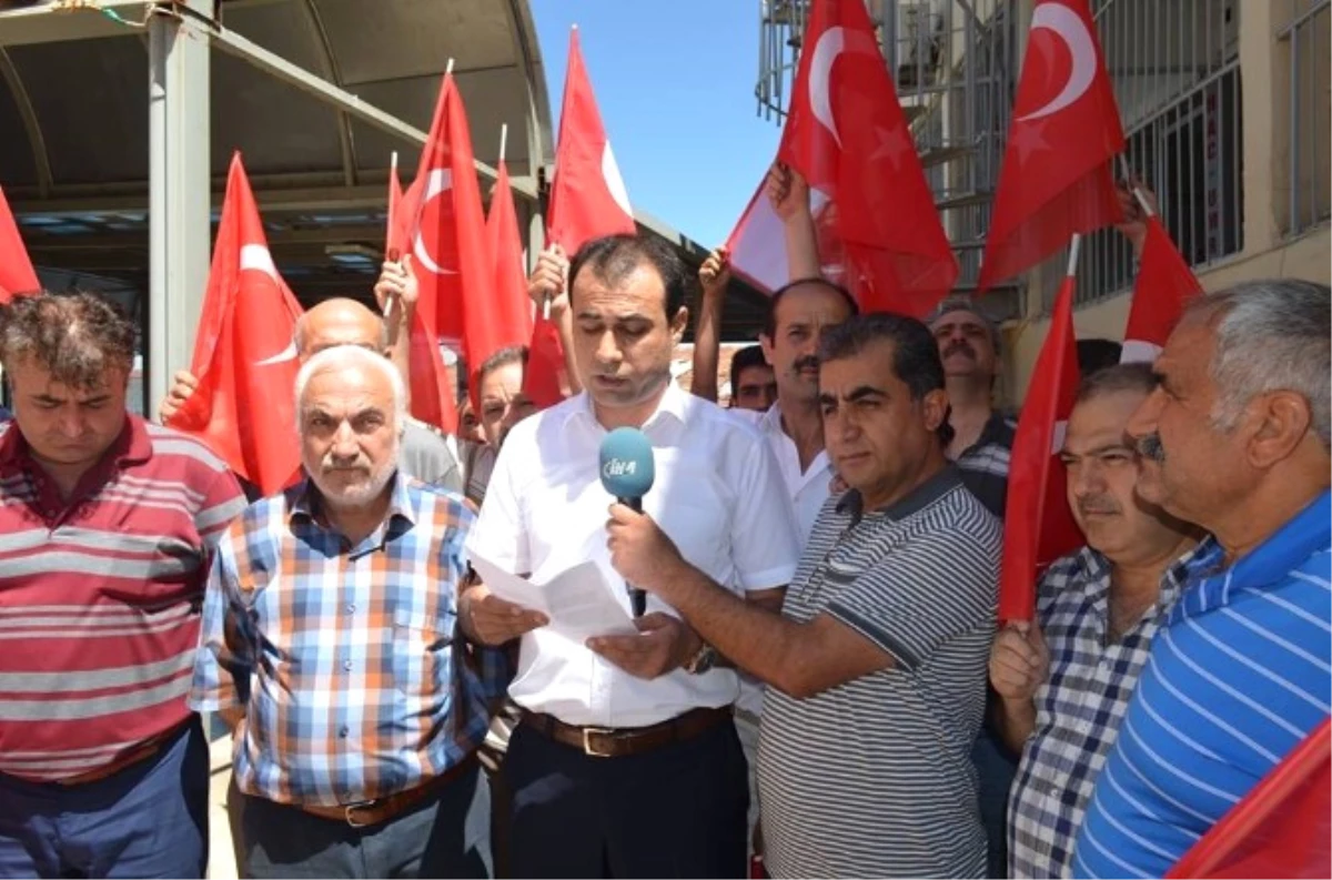 Esnaf ve Vatandaşlara Türk Bayrağı Dağıtıldı