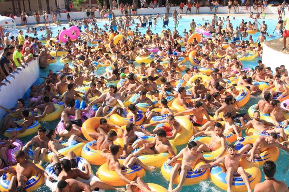Serinlemek İsteyen İzmirliler Kendini Havuza Attı