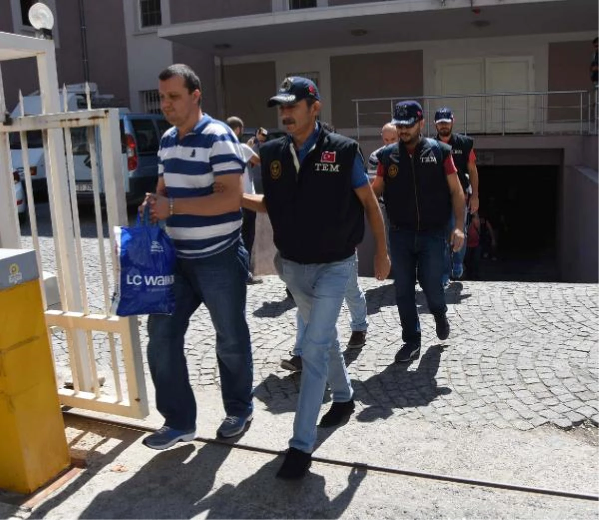 İzmir\'de Gözaltındaki Askerler Adliyeye Sevk Edildi
