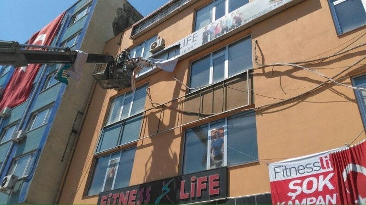 İzmit\'te Fetö\'ye Finans Sağlayan Kuruluşların Tabelaları İndirildi