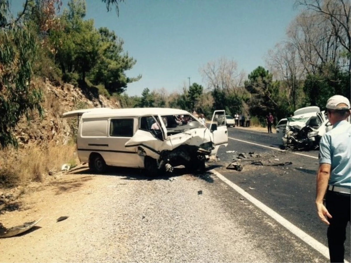 Kuşadası\'nda Trafik Kazası, 2 Ölü 3\'ü Ağır 7 Yaralı