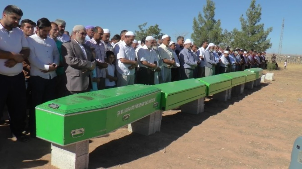 Şanlıurfa\'daki Kazada Ölen 7 Kişi Yan Yana Defnedildi