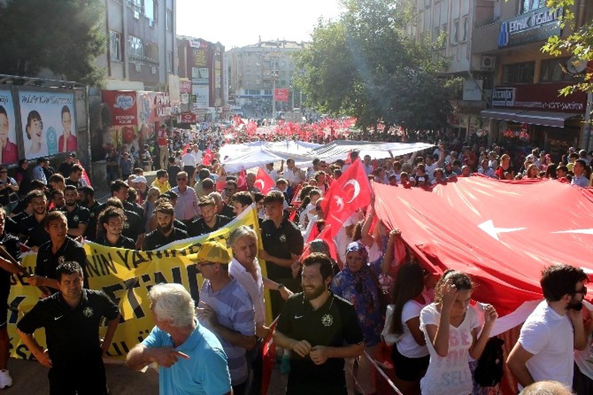 Tekirdağ\'da Darbeye Karşı Dev Yürüyüş