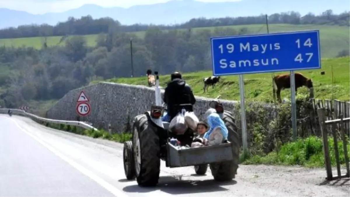 Motosiklete Bağlı Römorkta Tehlikeli Yolculuk