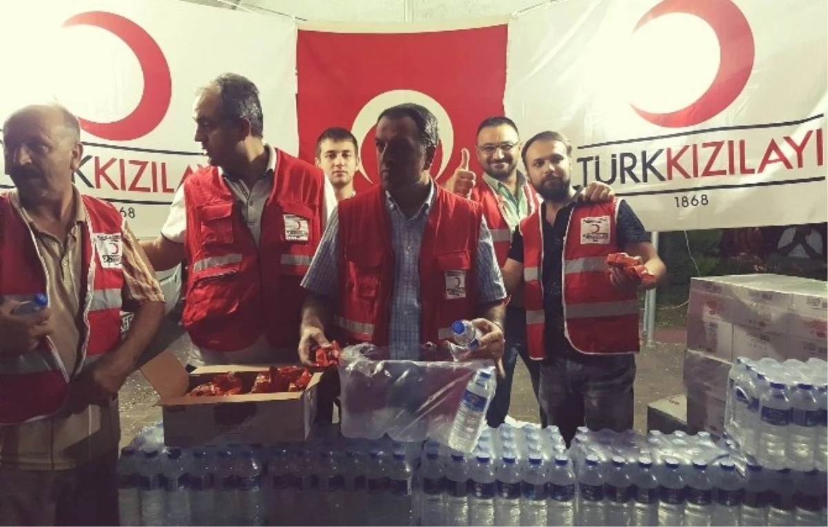 Türk Kızılay\'ı \'Demokrasi Nöbeti\'ni Sürdürüyor