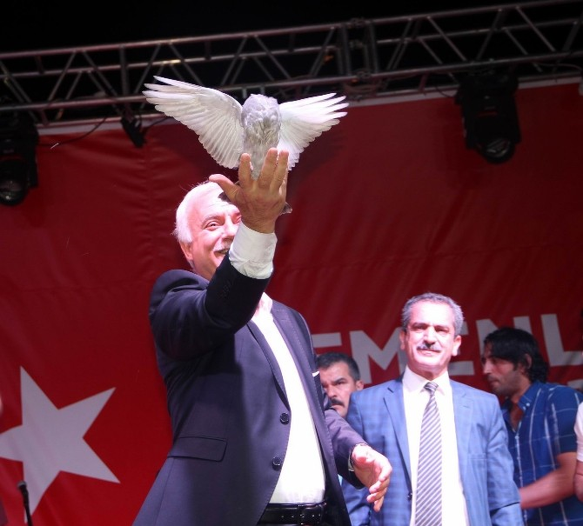 Ünlü İlahiyatçı Nihat Hatipoğlu Diyarbakır\'da Demokrasi Nöbetine Katıldı