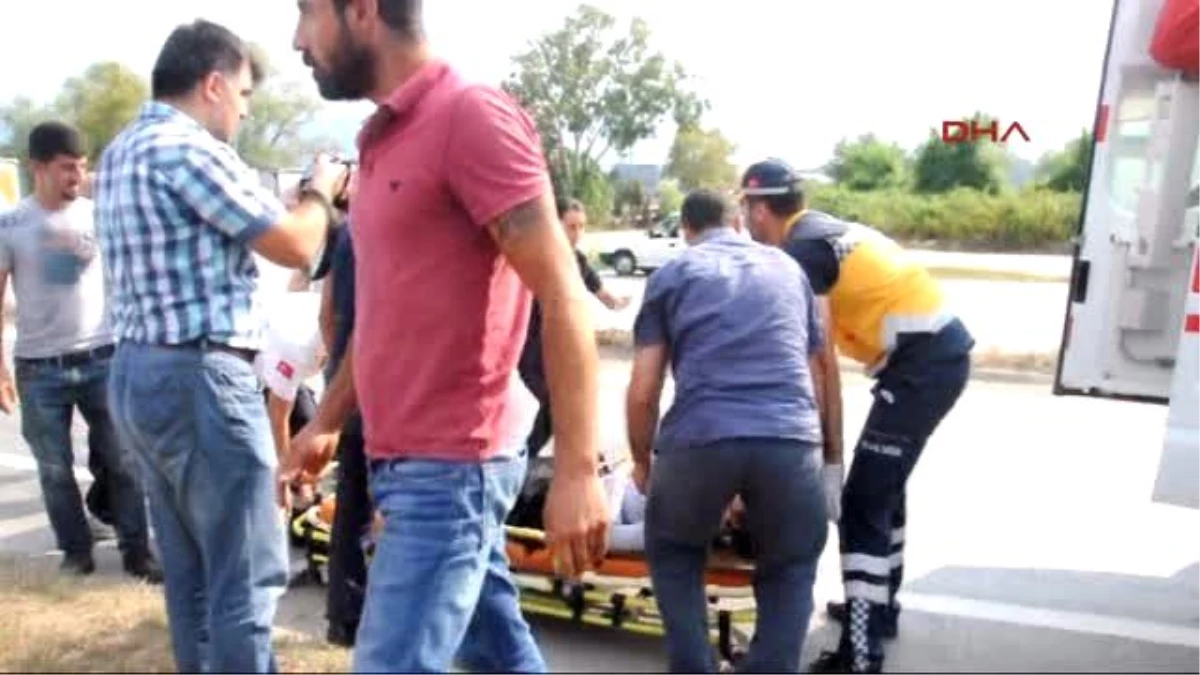 Akyazı\'da Kavşakta Kaza: 5 Yaralı