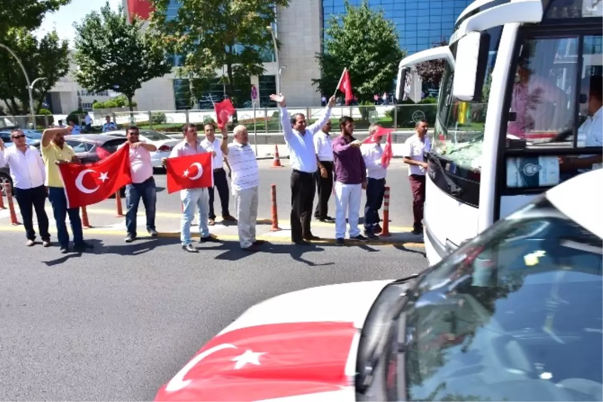 Ankara\'da Servis Şoförlerinden Konvoylu Darbe Protestosu