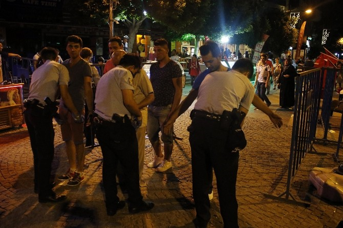 Antalya\'da Demokrasi Nöbetinde Sürpriz Doğum Günü