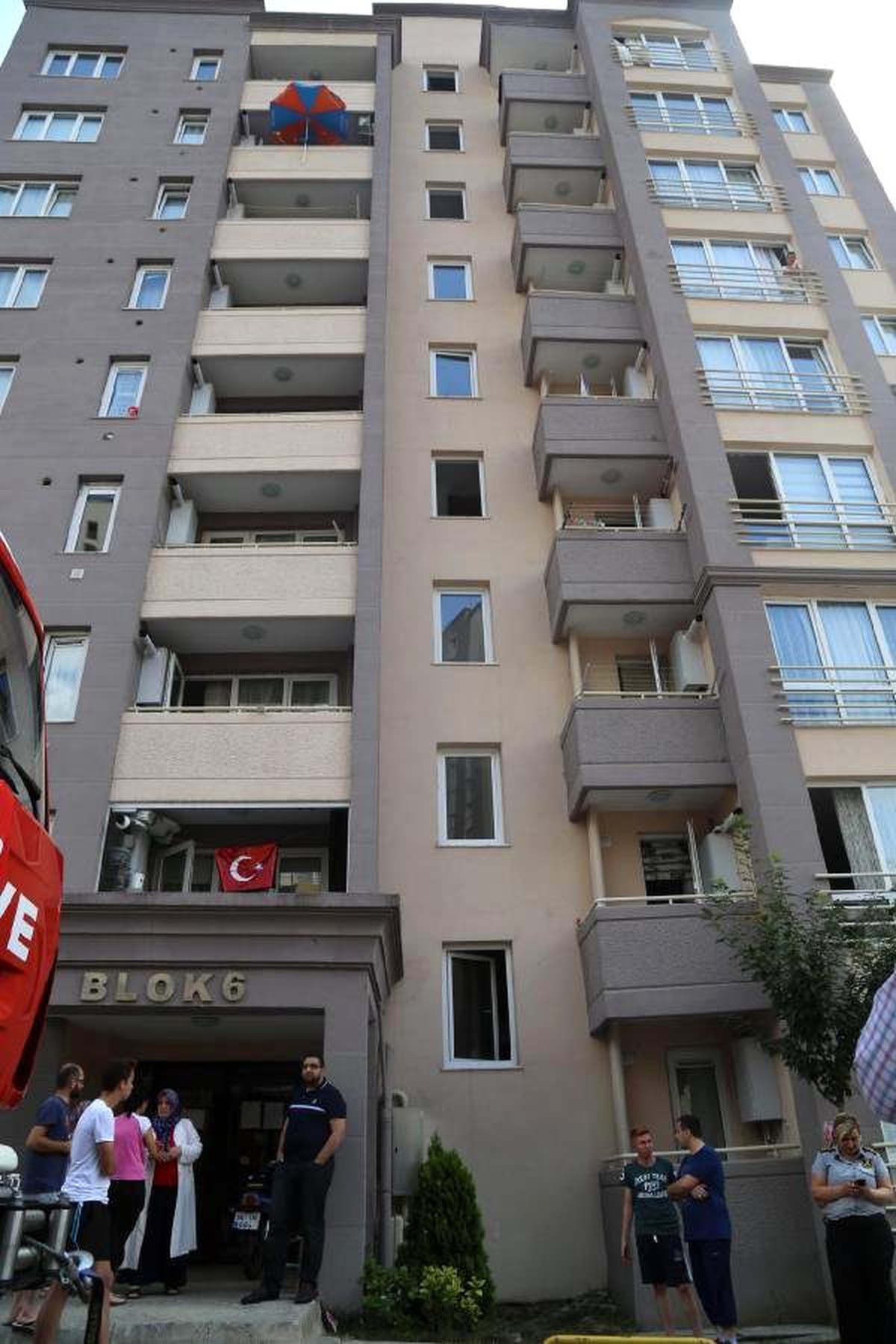 Araştırma Görevlisi Genç Kız 12. Kattan Atladı