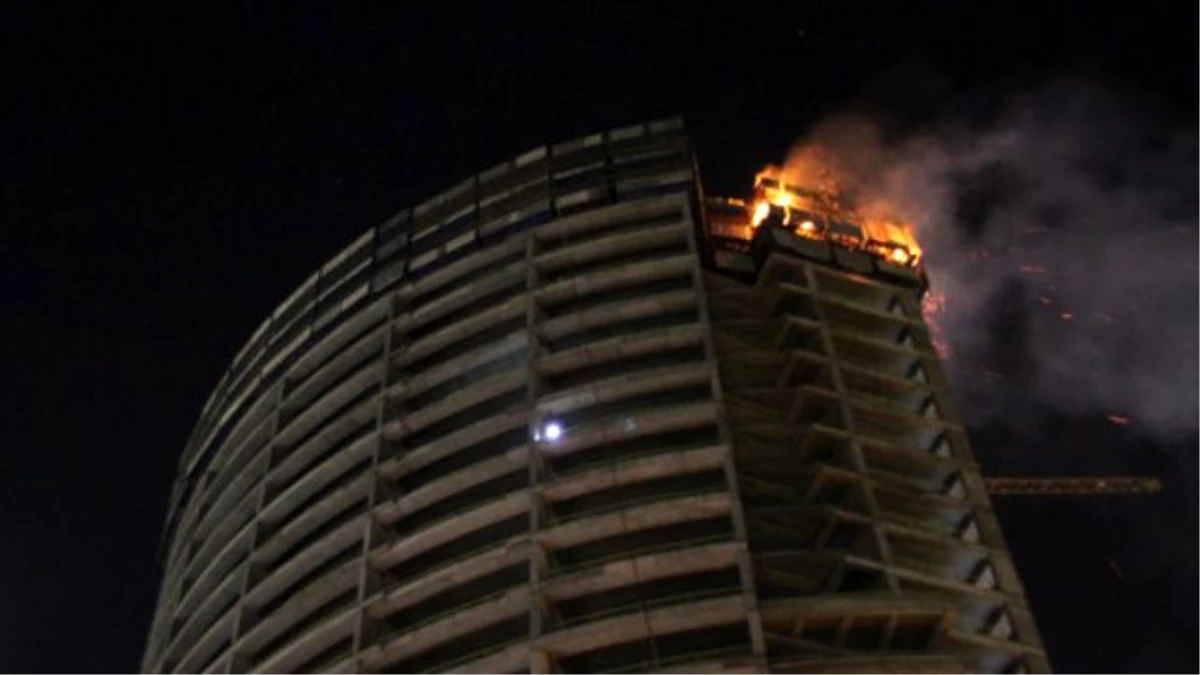 İstanbul\'da Lüks Alışveriş ve Yaşam Merkezlerinden Birinde Yangın Paniği