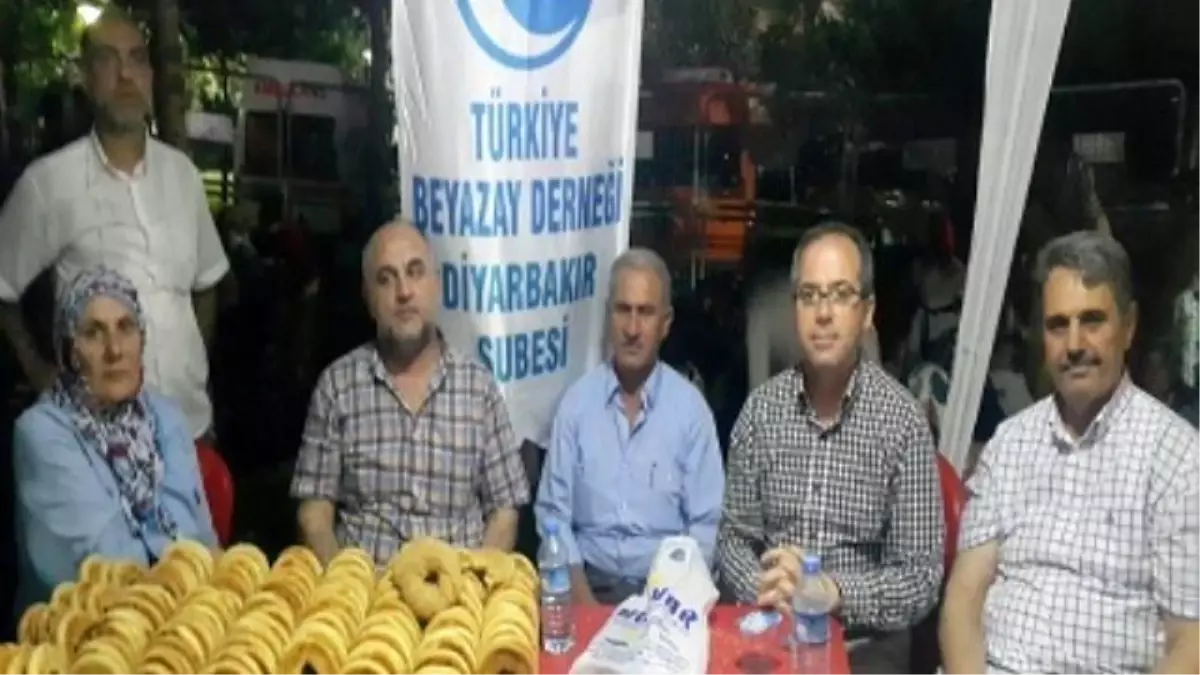 Beyazay Derneği\'nden Demokrasi Nöbetine Tam Destek