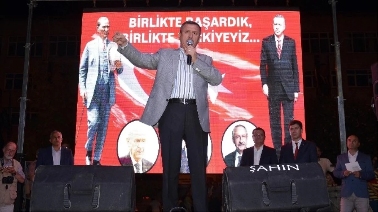 Burdur\'da Binlerce Vatandaş Ellerinde Türk Bayrakları ile Demokrasi Yürüyüşüne Katıldı