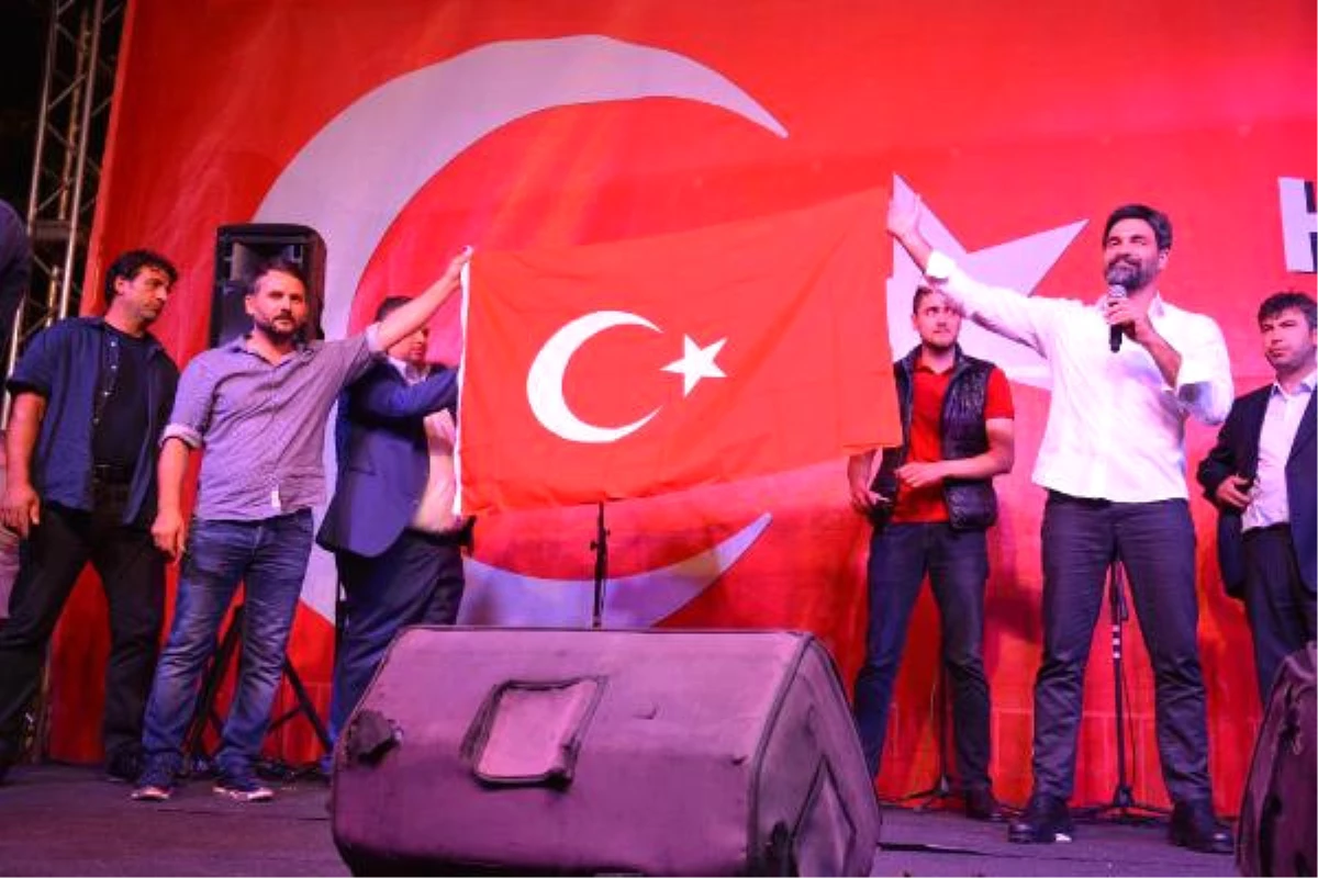 Bursa\'da \'Demokrasi Nöbeti\'nde Sanatçı Uğur Işılak Konser Verdi