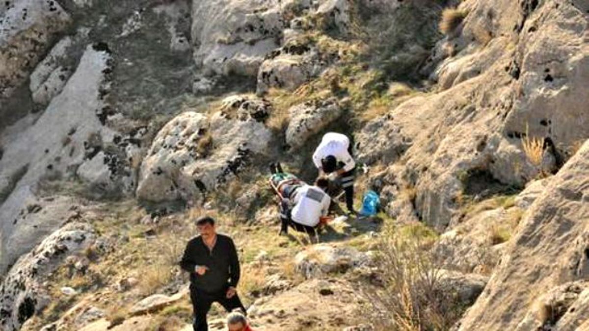 Dağlık Arazide Mahsur Kalan 2 Kişi Kurtarıldı