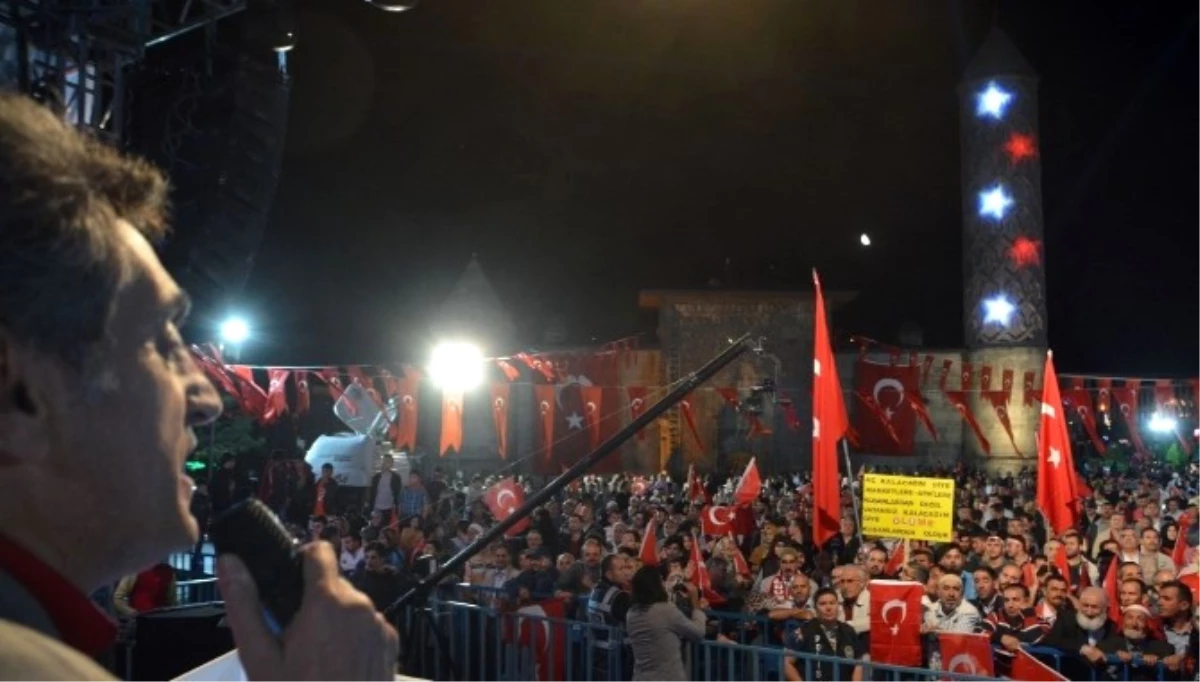 Demokrasi Nöbetinde Ağlatan Türkü