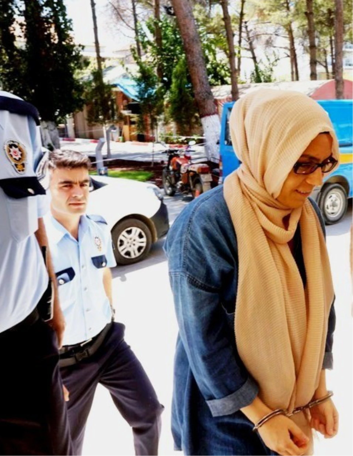 Gözaltına Alınan Gazeteci Hanım Büşra Erdal, İstanbul\'a Gönderildi