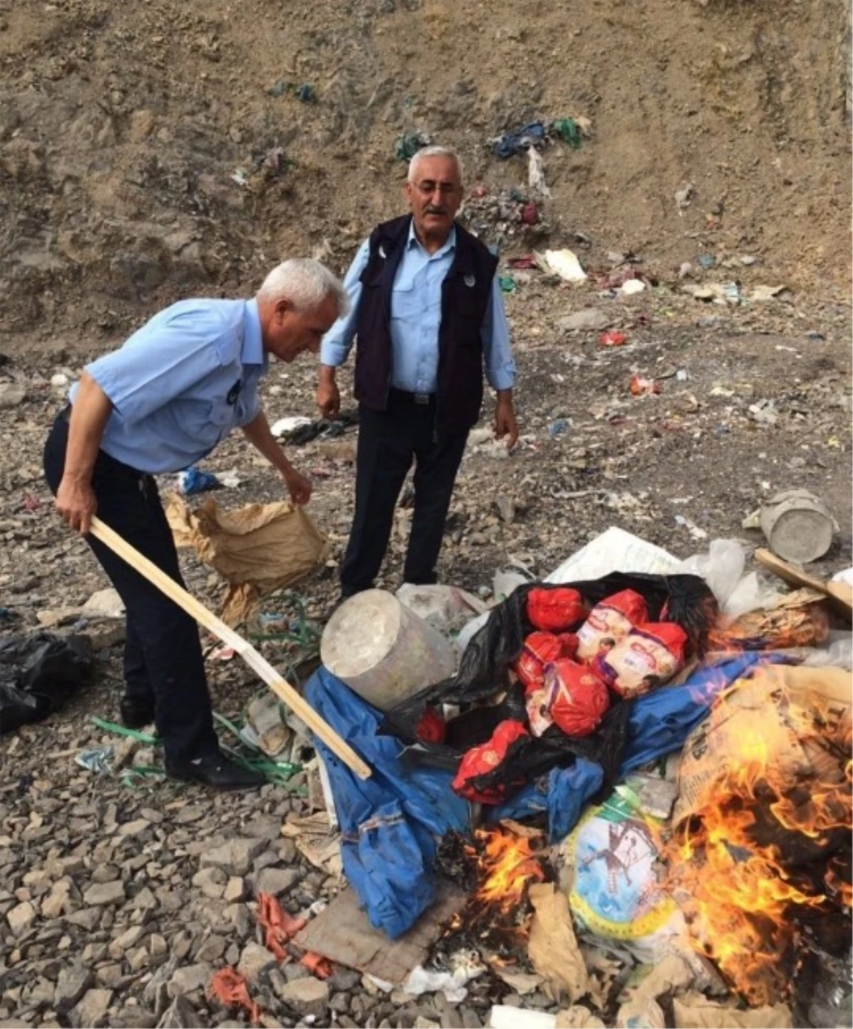 Hakkari\'de Tarihi Geçmiş Gıdalar İmha Edildi