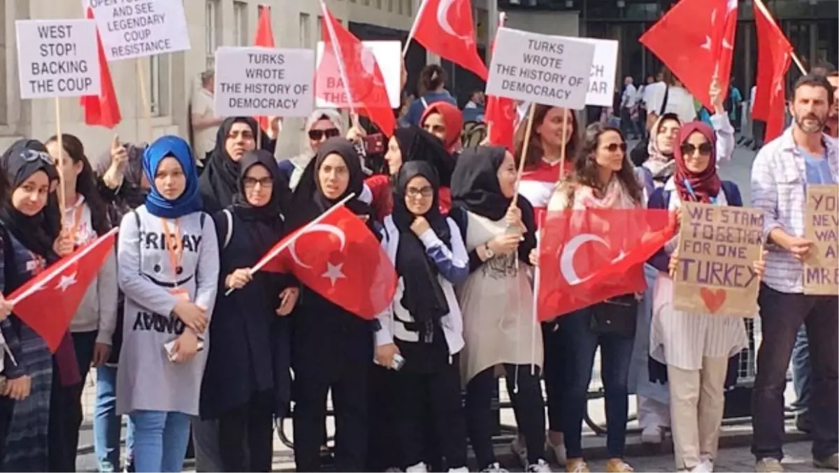 İngiltere\'de Okuyan Öğrenciler, Bbc\'yi Protesto Etti