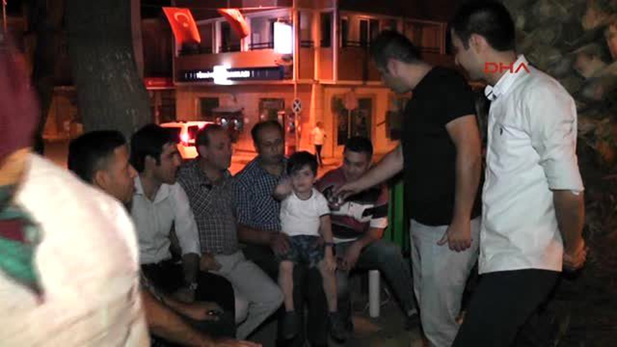 İzmir Kiraz\'da Hem Kadınlar Hem Çocuklar Üretiyor