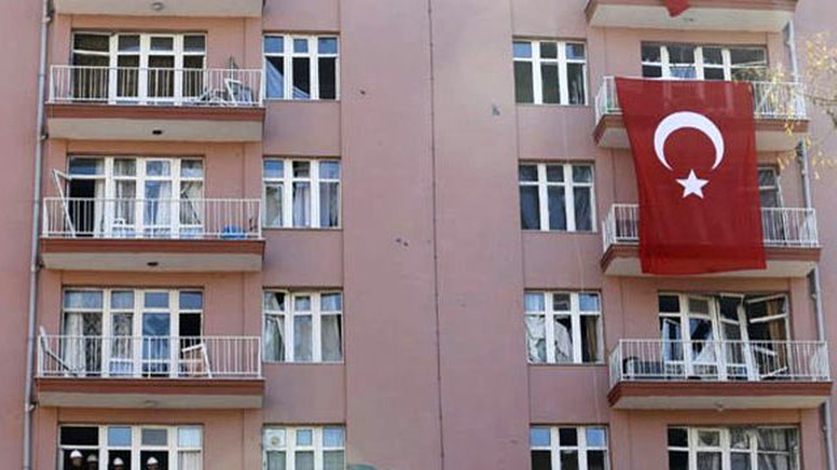 Komşusunun Türk Bayrağı\'nı Açmasına Dayanamayıp Hakaret Eden Komşu Tutuklandı
