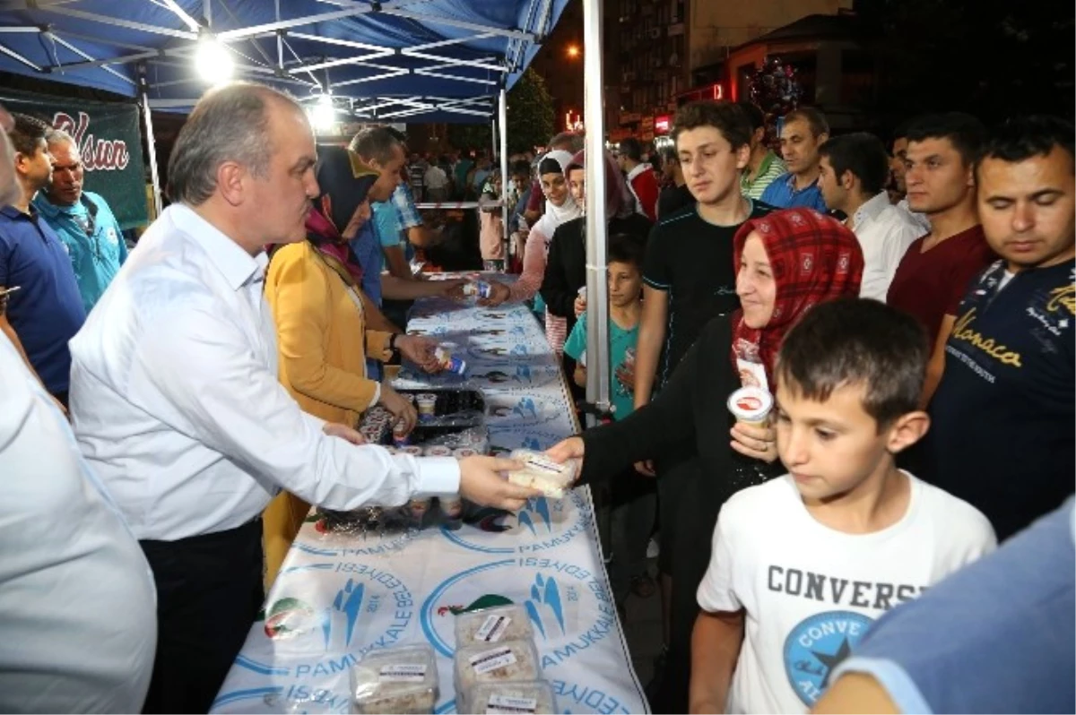 Pamukkale Belediyesi\'nden Demokrasi Nöbeti Tutan Vatandaşlara İkram