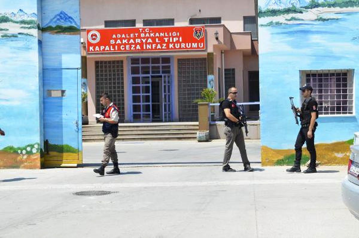 Sakarya\'da Darbe Tutuklusu Askerler Çeşitli Cezaevlerine Nakledildi