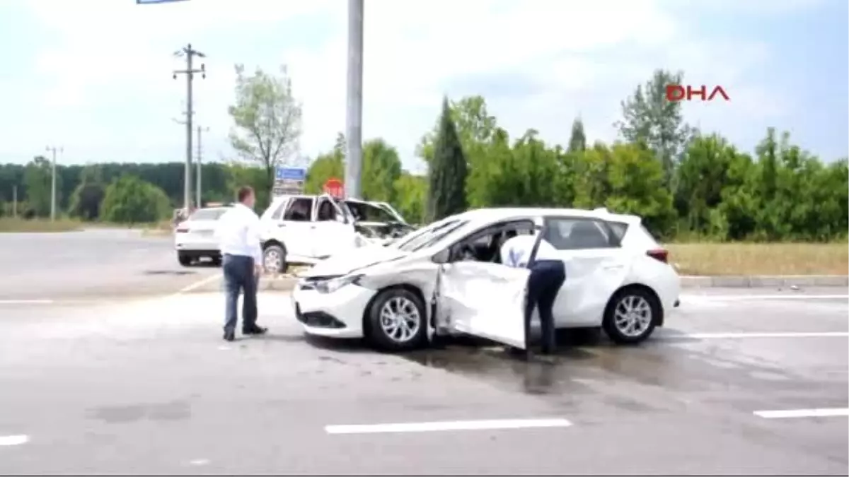 Sakarya Tem Otoyolu Akyazı Geçişinde Kaza 4 Yaralı