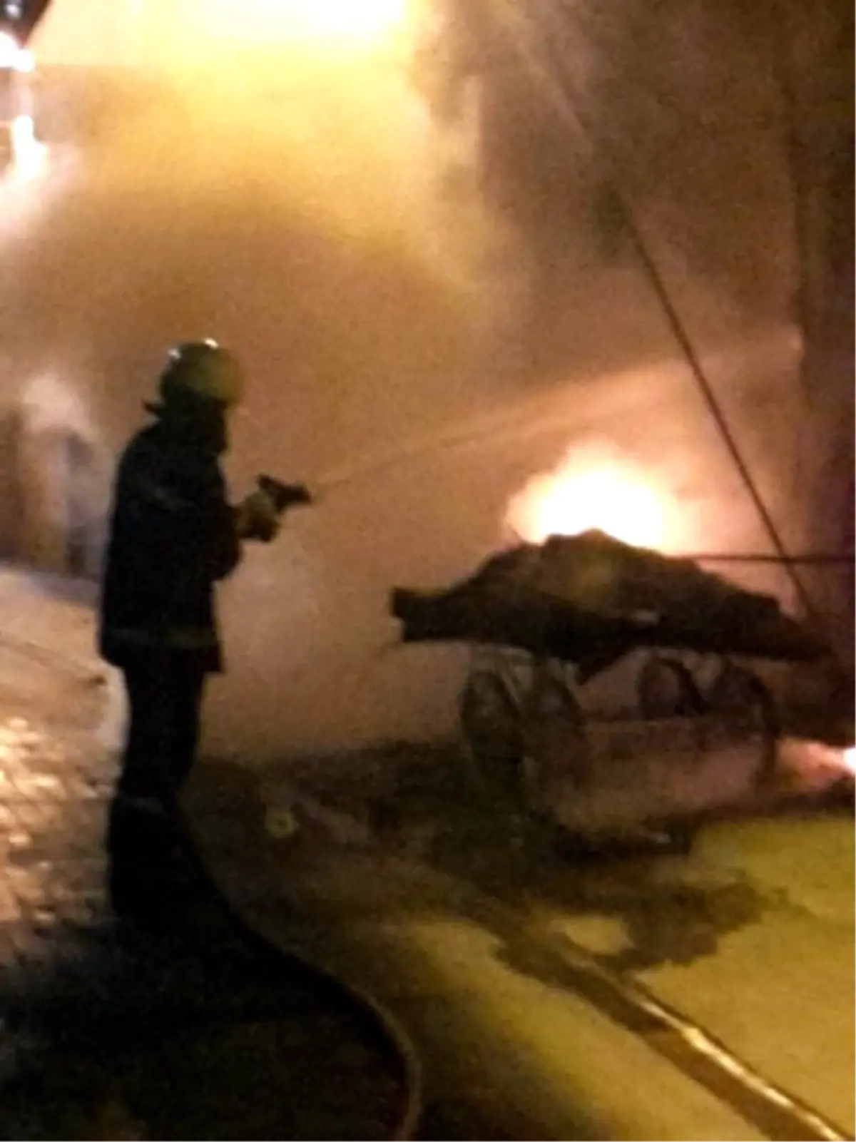 Sigara İzmariti ile Çıkan Yangın 4 Katlı İş Yerini Kül Etti