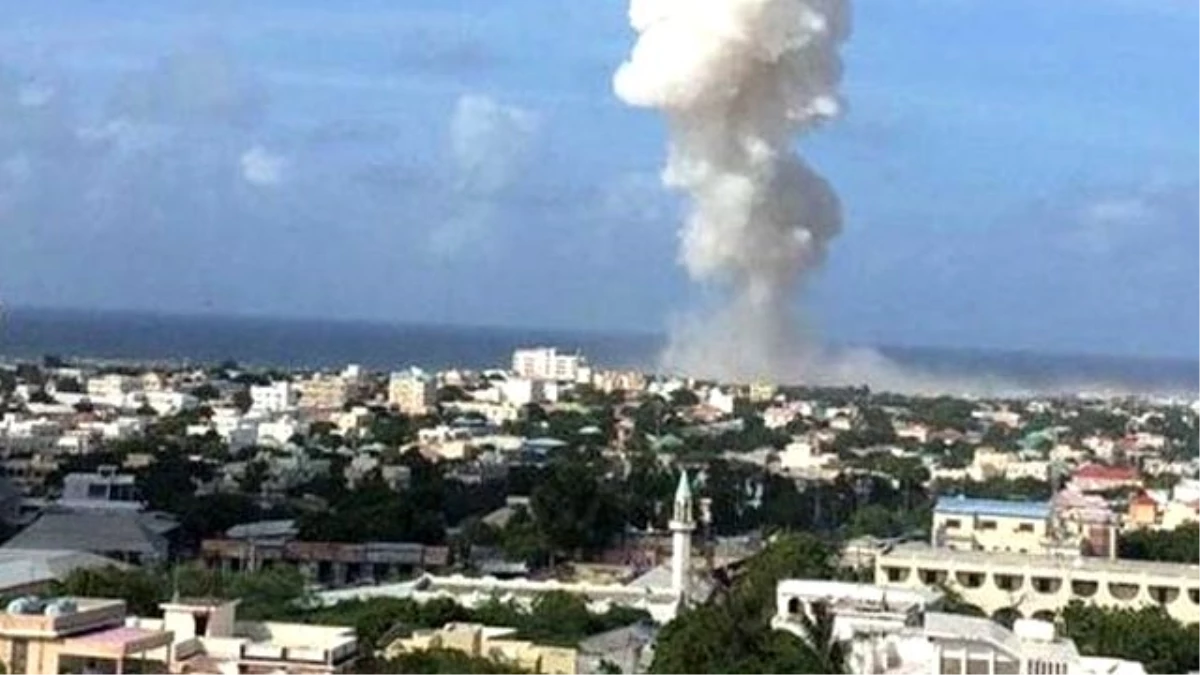 Somali Havaalanı\'nda Şiddetli Patlama! Silah Sesleri Duyuluyor
