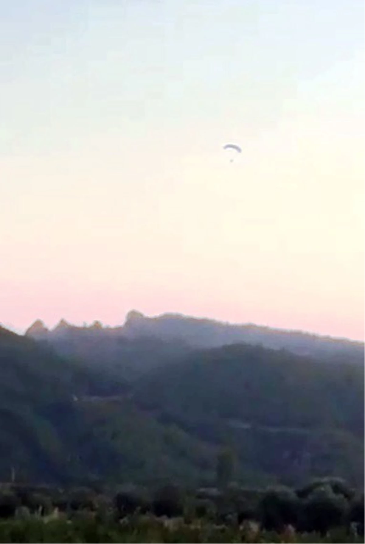 Vatandaşlar Şüpheli Paraşütçüyü Darbeci Sat Komandosu Sandı