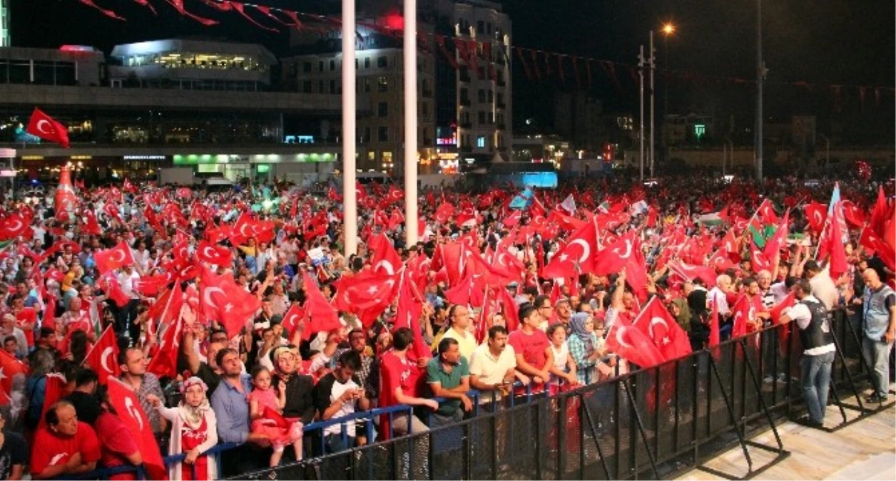 Taksim\'deki Demokrasi Nöbeti Devam Ediyor