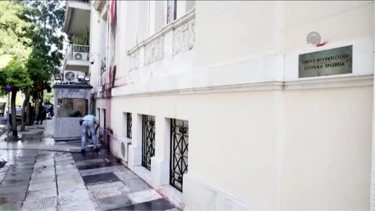 Türkiye\'nin Atina Büyükelçiliği Binasına Boya Atıldı