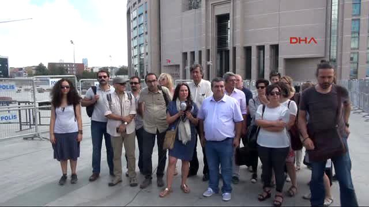 Adliye Önünde Gazeteci Bülent Mumay\'a Destek Açıklaması