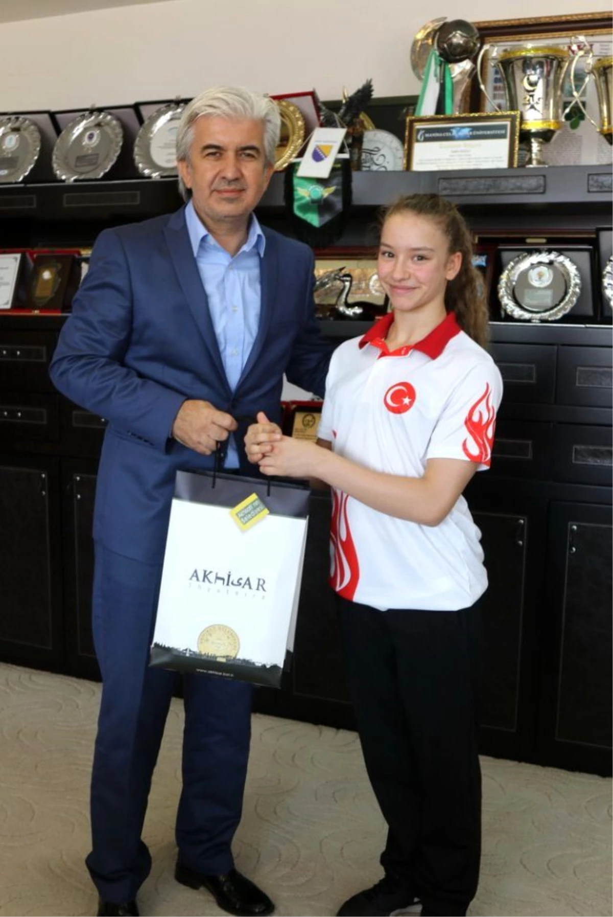 Altın Kız"Dan Akhisar Belediye Başkanı\'na Ziyaret