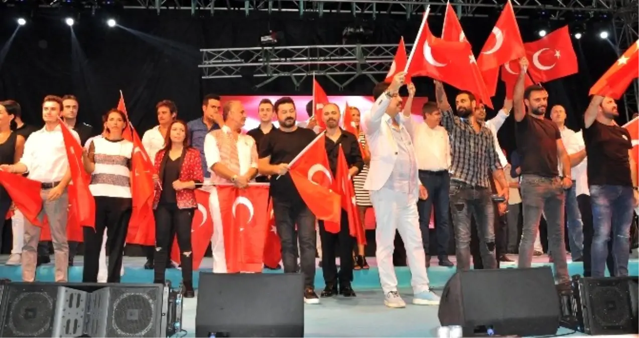 Antalya\'da Demokrasi Nöbetine Sanatçılardan Tam Destek