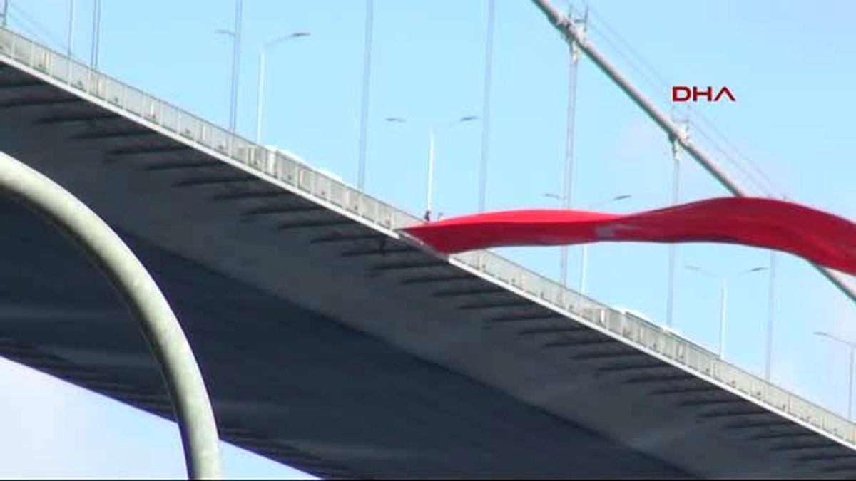 Boğaziçi Köprüsü\'nde İntihar Girişimi Trafiği Felç Etti