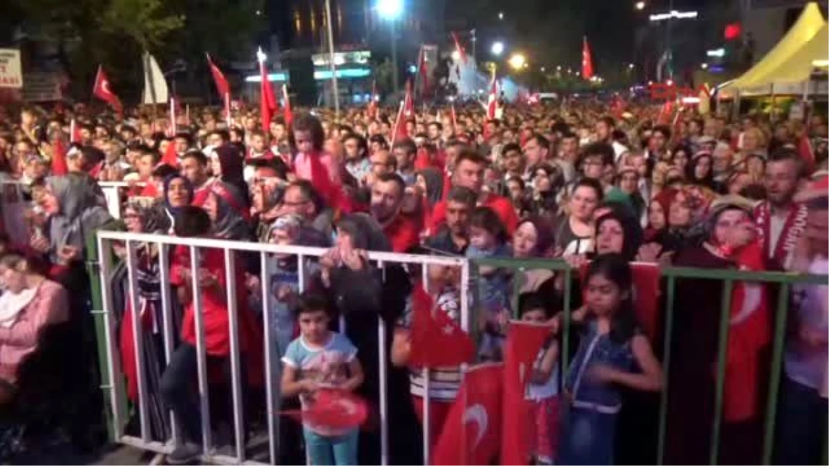 Bursa\'da \'Demokrasi Nöbeti\'nin 12\'inci Gününde de 10 Bin Kişi Sehreküstü Meydanına Akın Etti