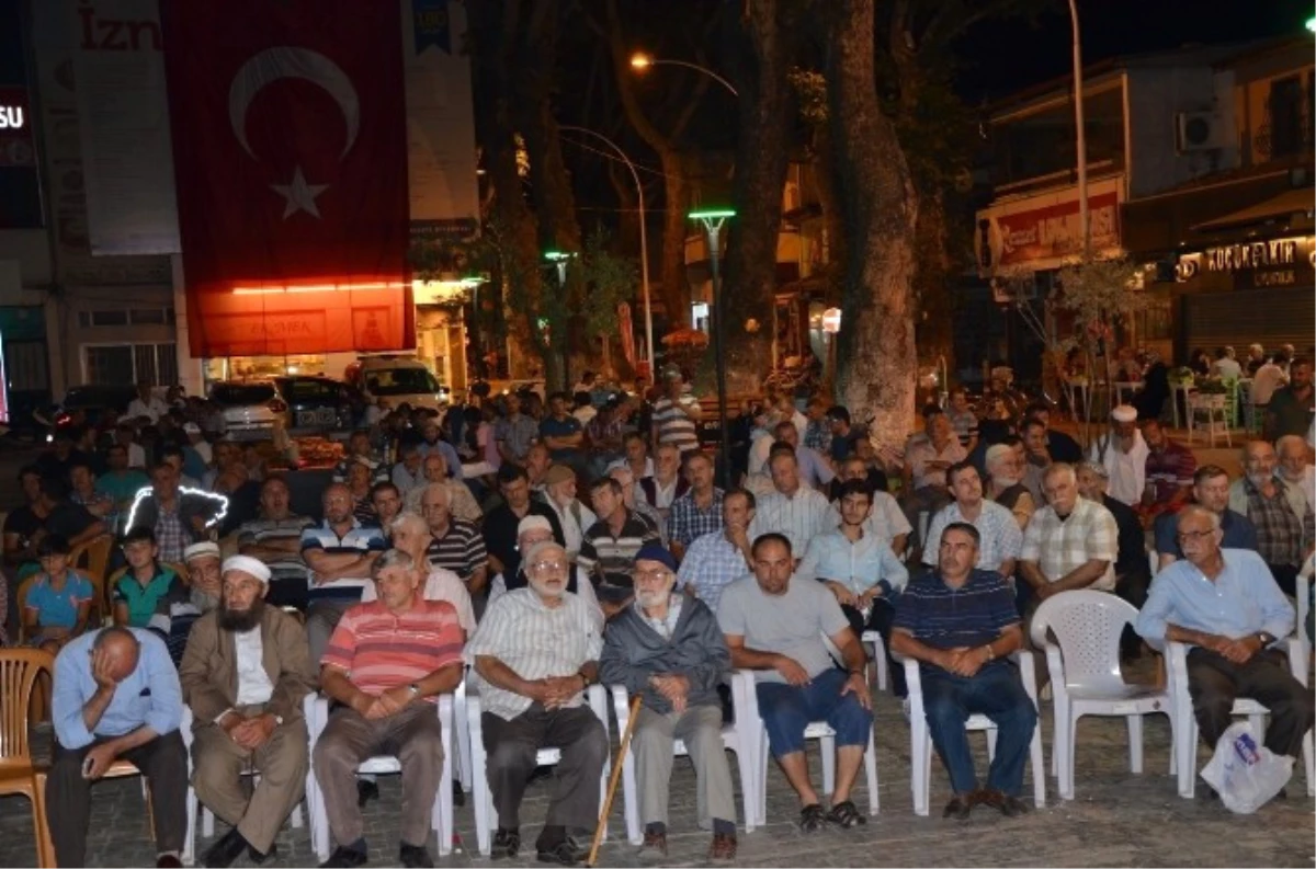 Demokrasi Nöbetinde Minik Elif\'ten İstiklal Marşı