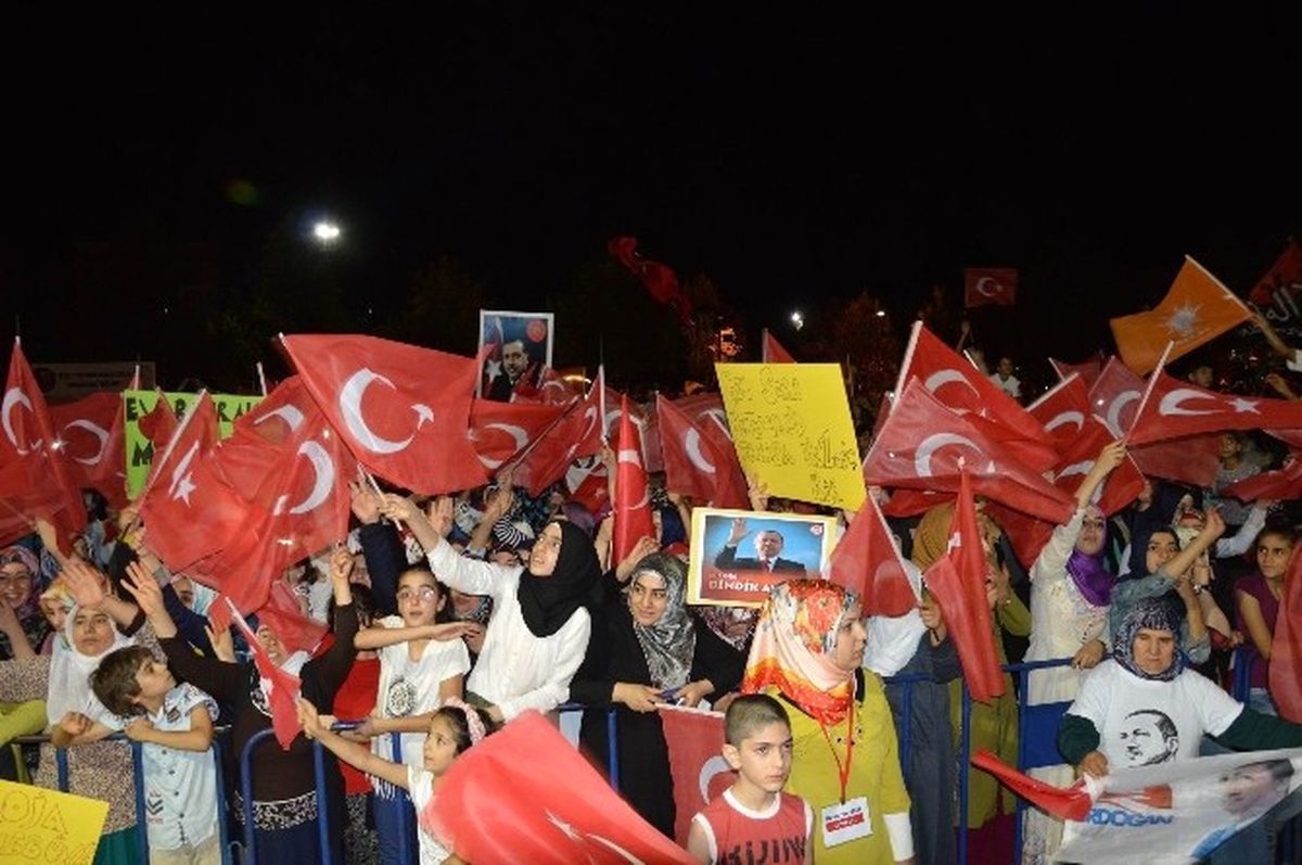 Diyarbakır\'da Demokrasi Nöbeti Devam Ediyor