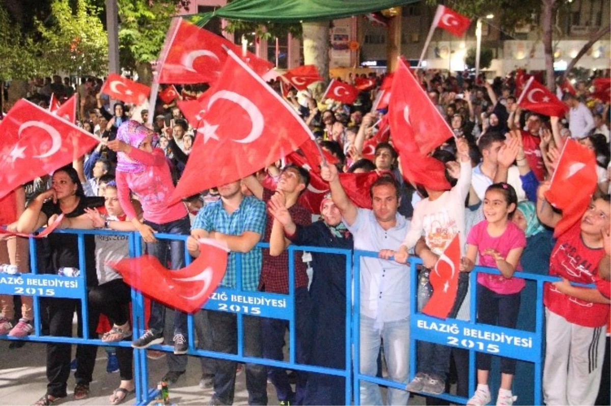 Elazığ\'da Demokrasi Nöbeti Devam Ediyor