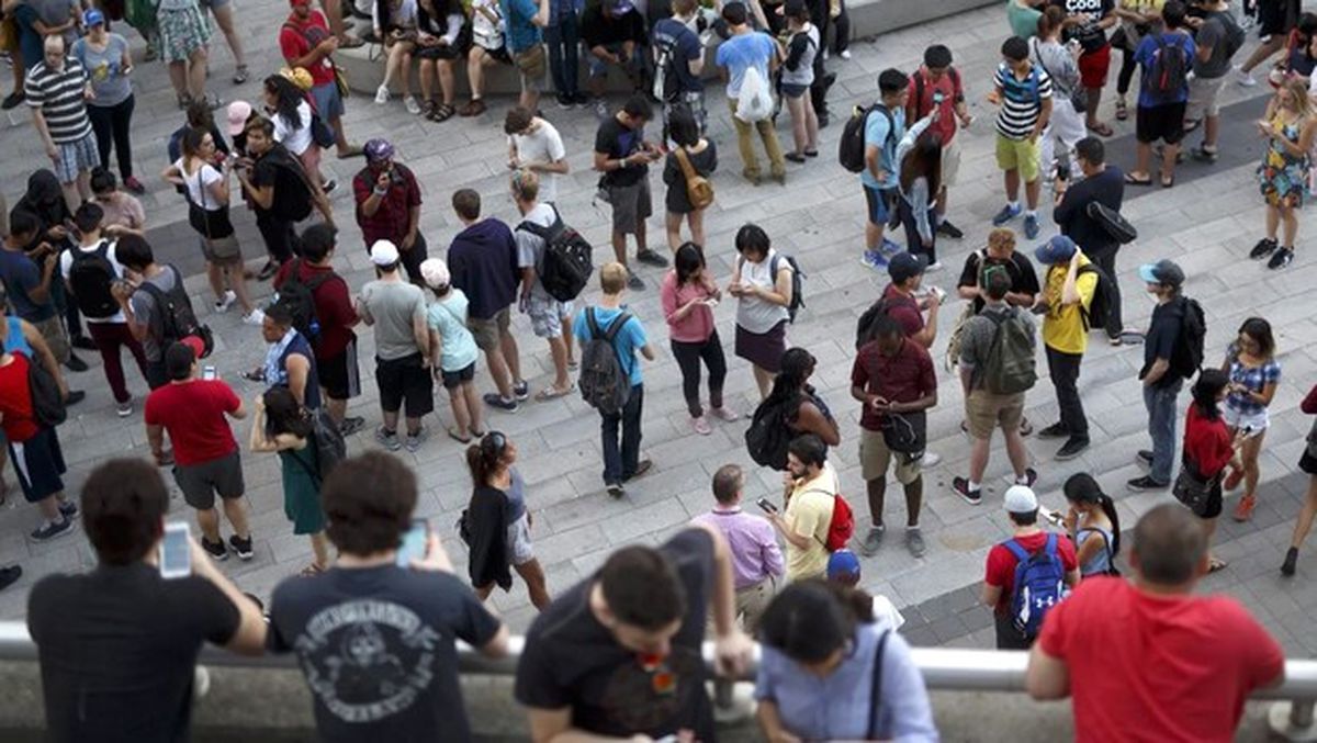 Evinin Önünde Pokemon Go Oynayanlara Ateş Açtı