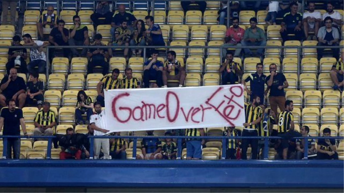 Fenerbahçe - Monaco Maçında FETÖ Aleyhinde Pankart Asıldı