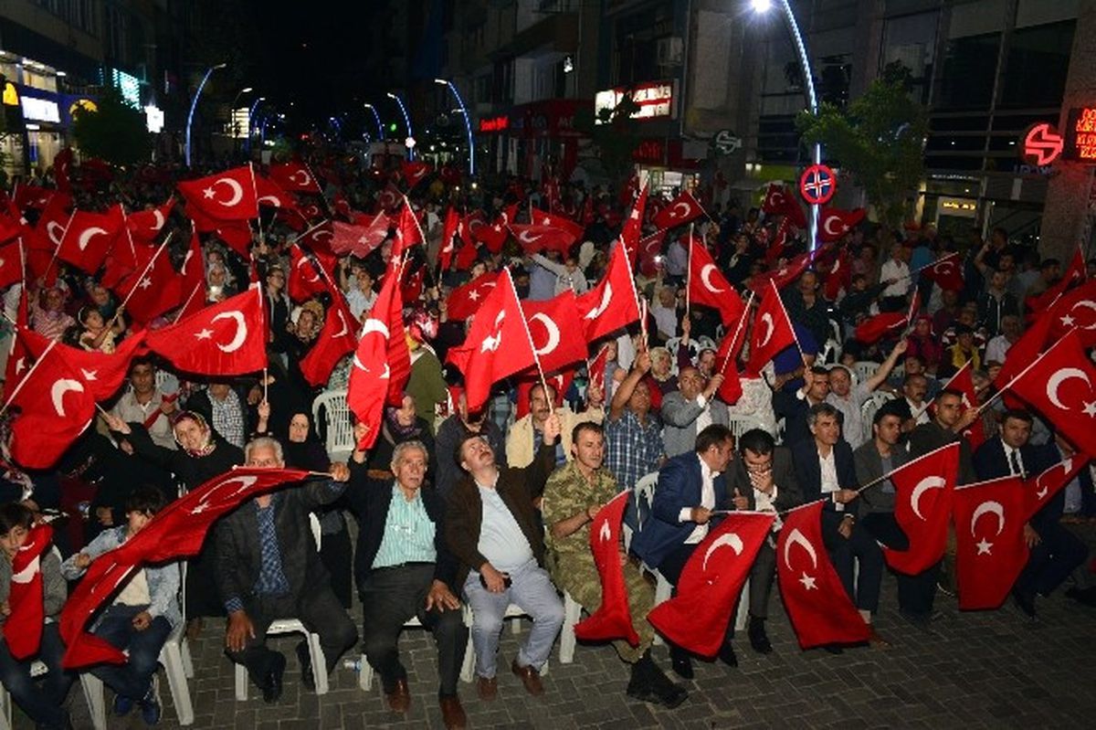Fetö\'nün Darbe Girişimine Aşıklar\'dan Sert Göndermeler