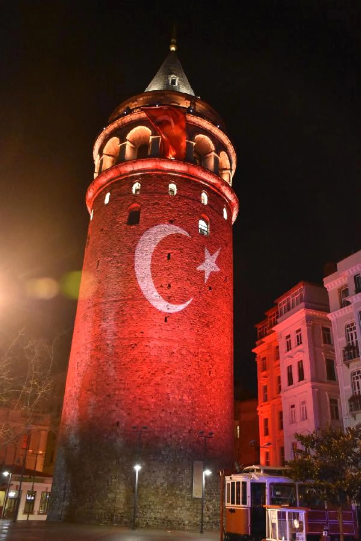 Galata Kulesi Ay Yıldıza Büründü