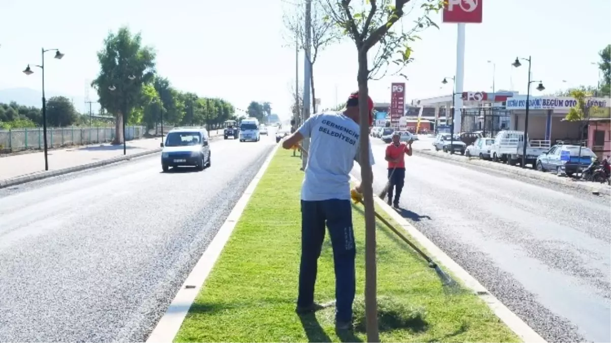 Germencik Belediyesi, Atatürk Caddesi ve Ortaklar\'da Refüj Temizliği Yaptı