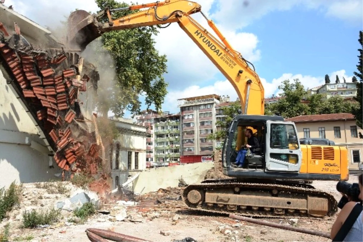 İzmit\'te Eski Binaların Yıkımı Sürüyor