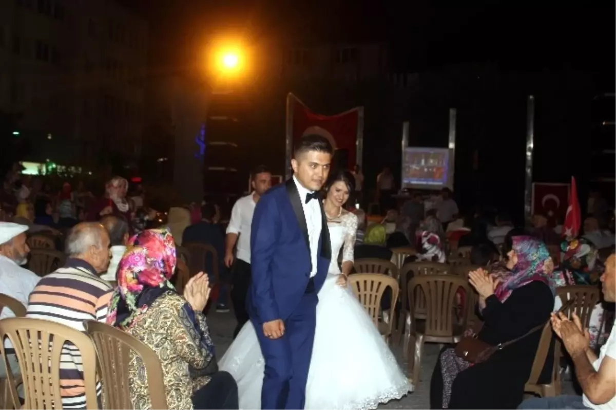 Manisa\'da Gelin ve Damat Demokrasi Nöbetine Koştu