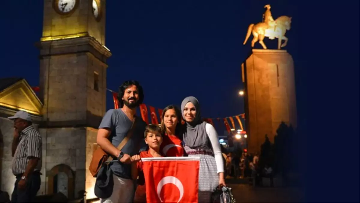 Türkiye Tatilini Meydanlarda Geçiriyor