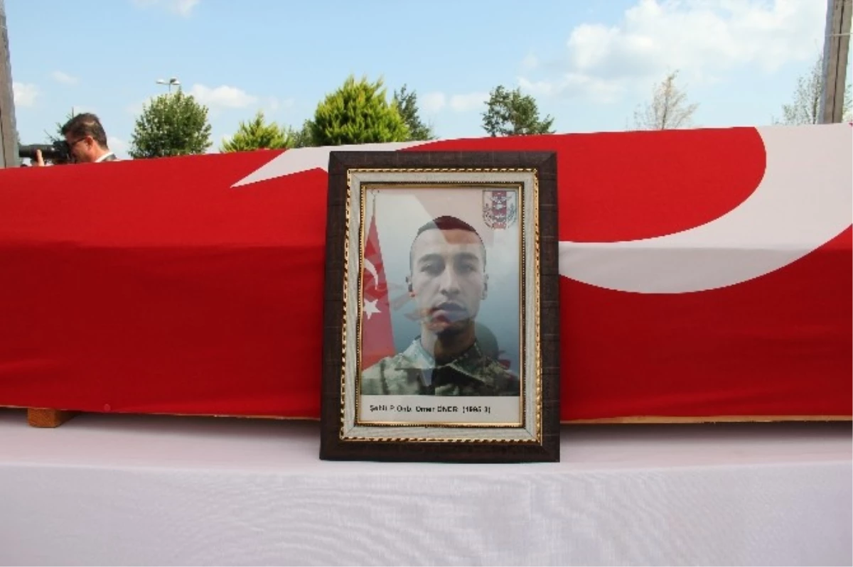 Van\'da Şehit Düşen Onbaşı Öner\'in Cenazesi İstanbul\'da Toprağa Verildi